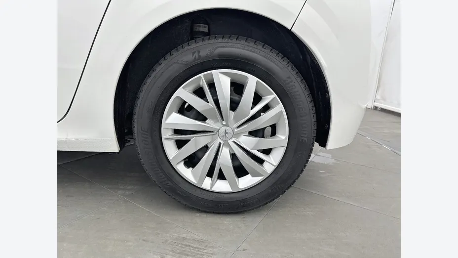 PEUGEOT 208 -