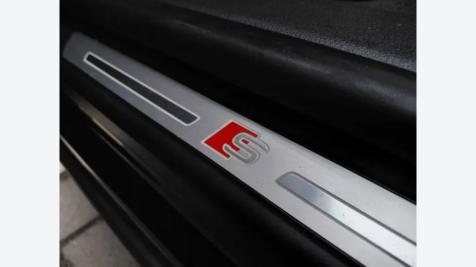 AUDI Q8 -
