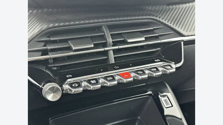 PEUGEOT 208 -