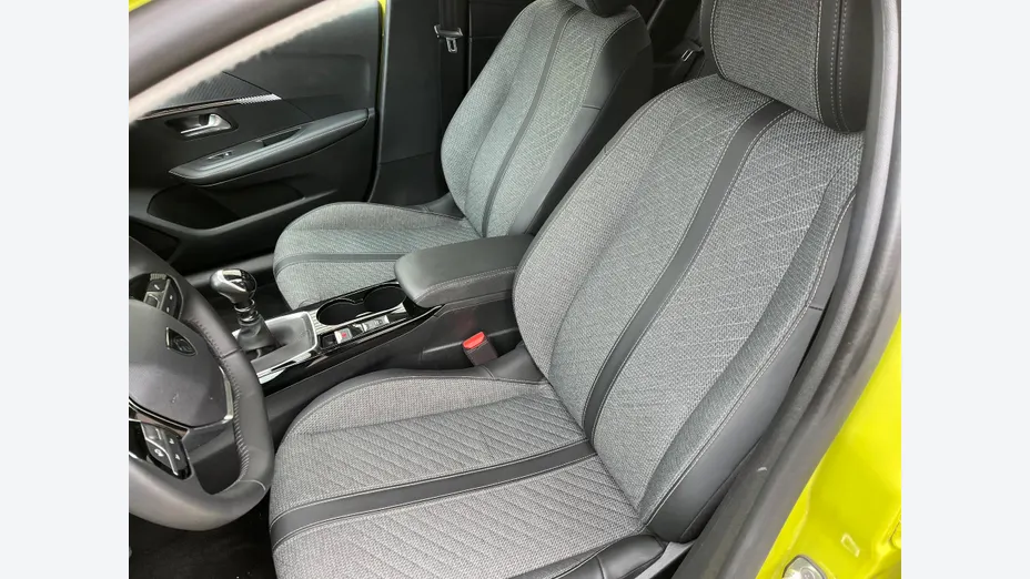 PEUGEOT 208 -