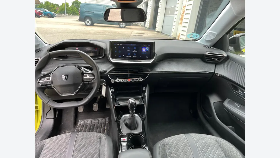 PEUGEOT 208 -