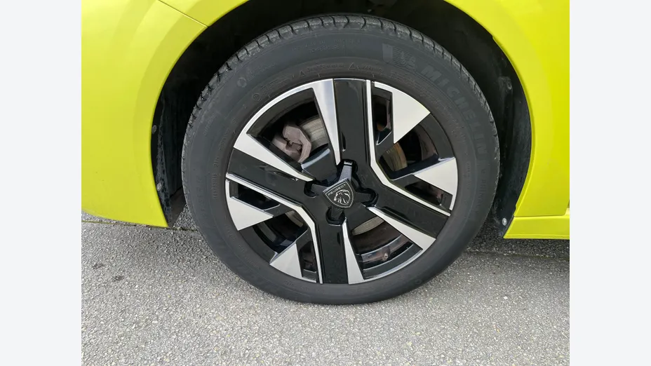 PEUGEOT 208 -