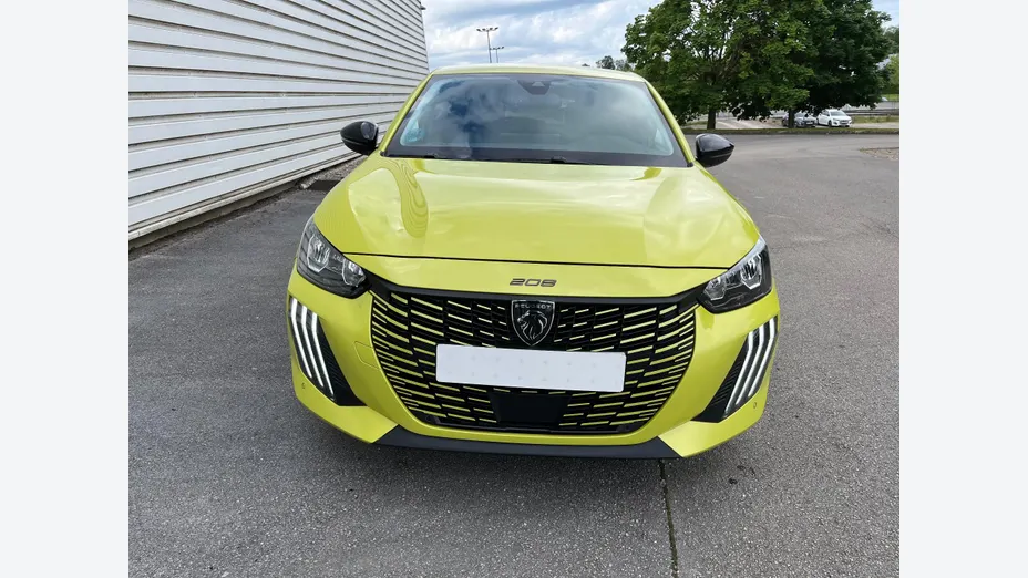 PEUGEOT 208 -
