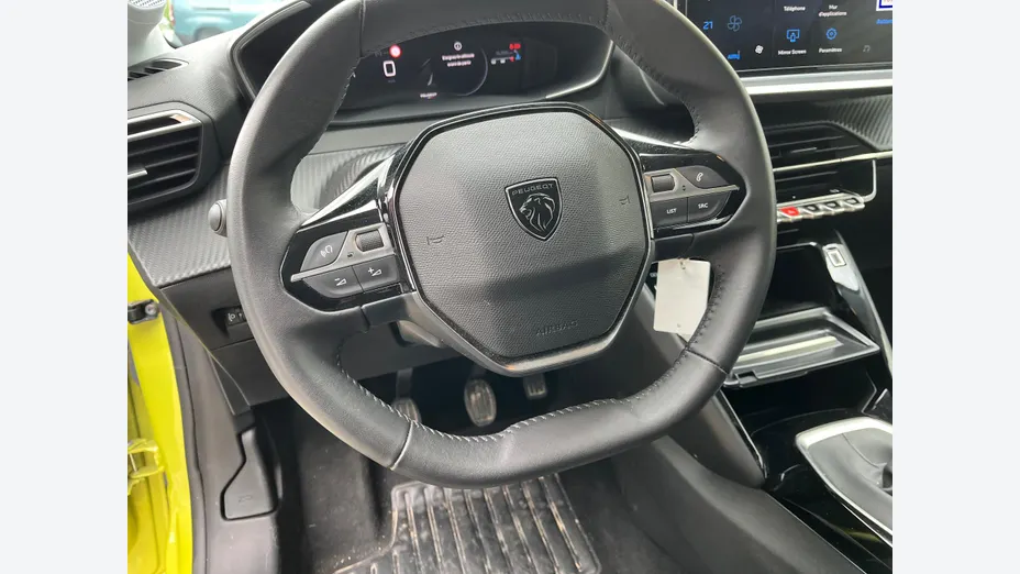 PEUGEOT 208 -