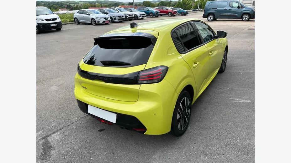 PEUGEOT 208 -