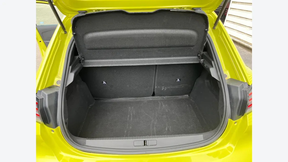 PEUGEOT 208 -