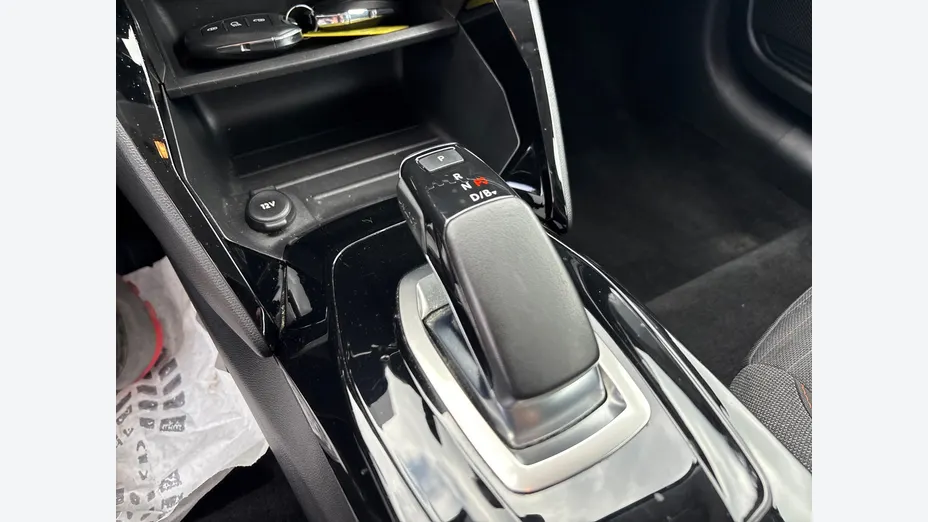 PEUGEOT 208 -
