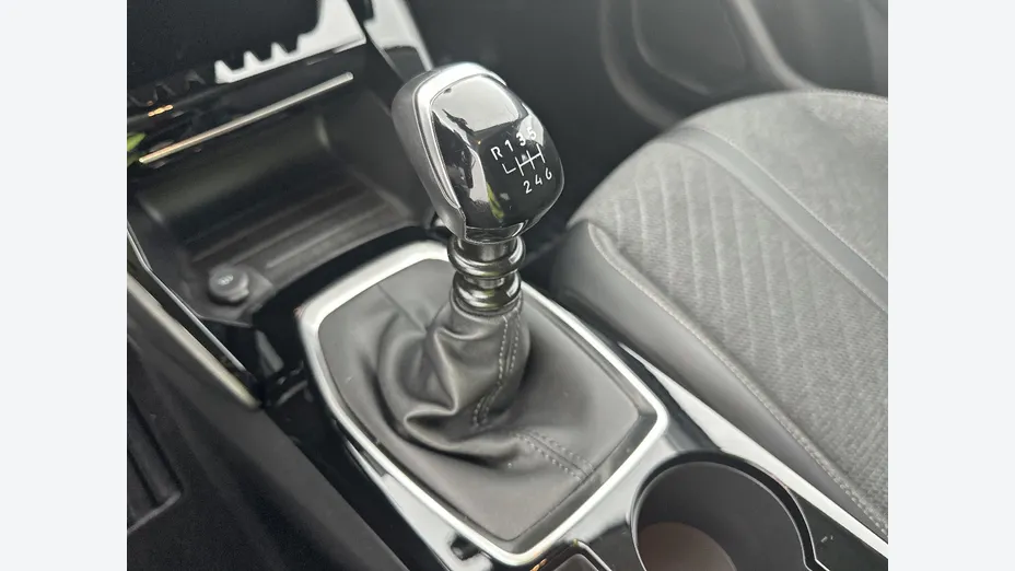 PEUGEOT 208 -