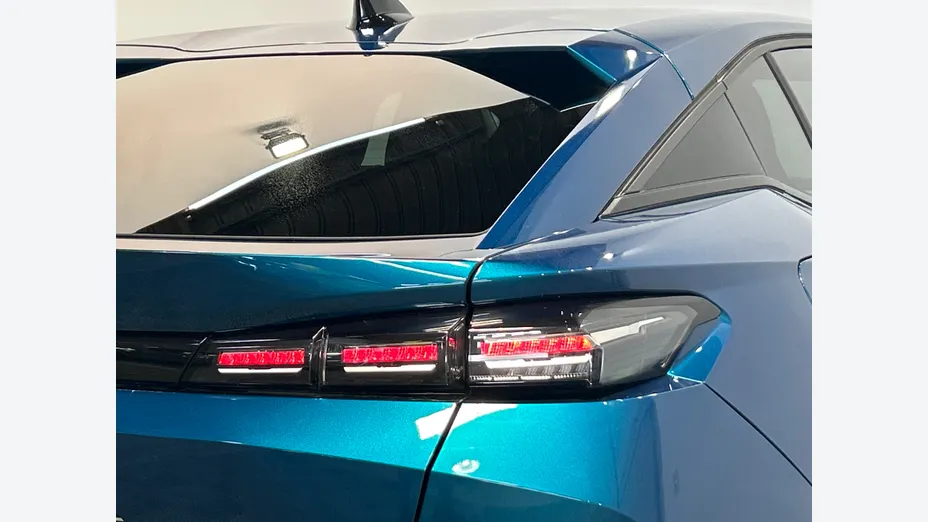 PEUGEOT 408 -