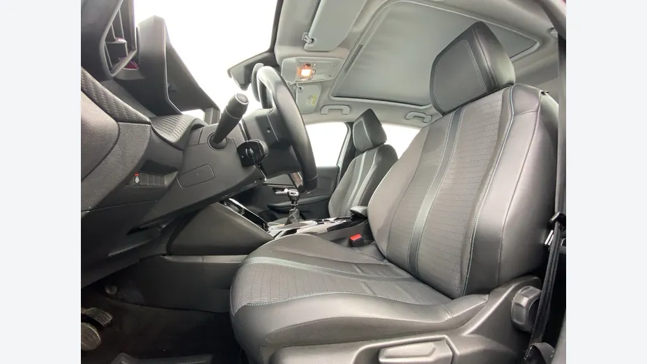 PEUGEOT 208 -