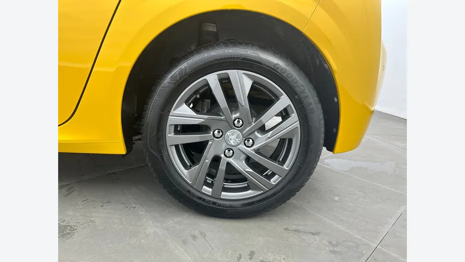 PEUGEOT 208 -