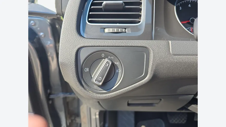 VOLKSWAGEN Golf -