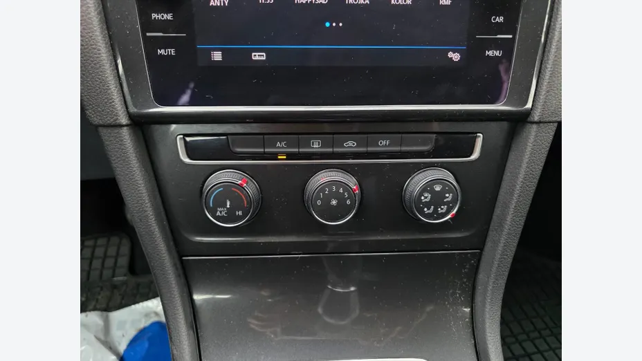 VOLKSWAGEN Golf -