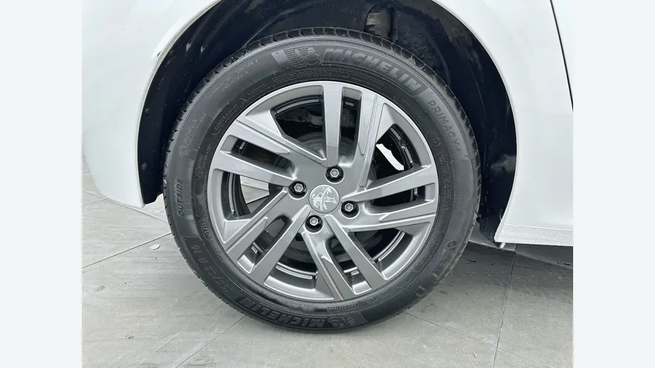 PEUGEOT 208 -