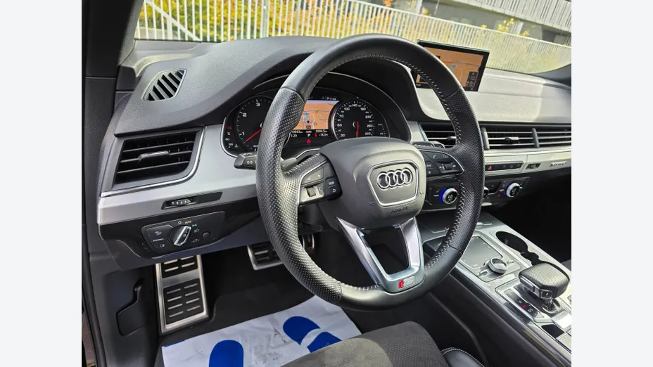 AUDI Q7 -