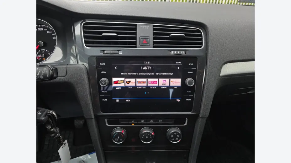 VOLKSWAGEN Golf -