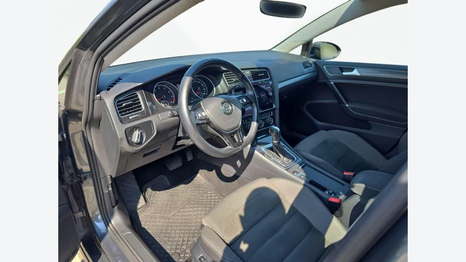 VOLKSWAGEN Golf -