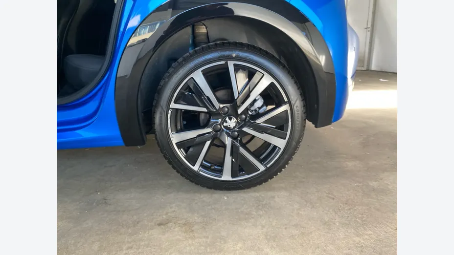 PEUGEOT 208 -