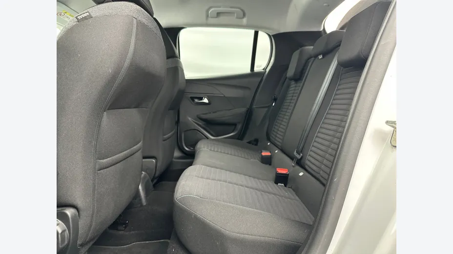PEUGEOT 208 -