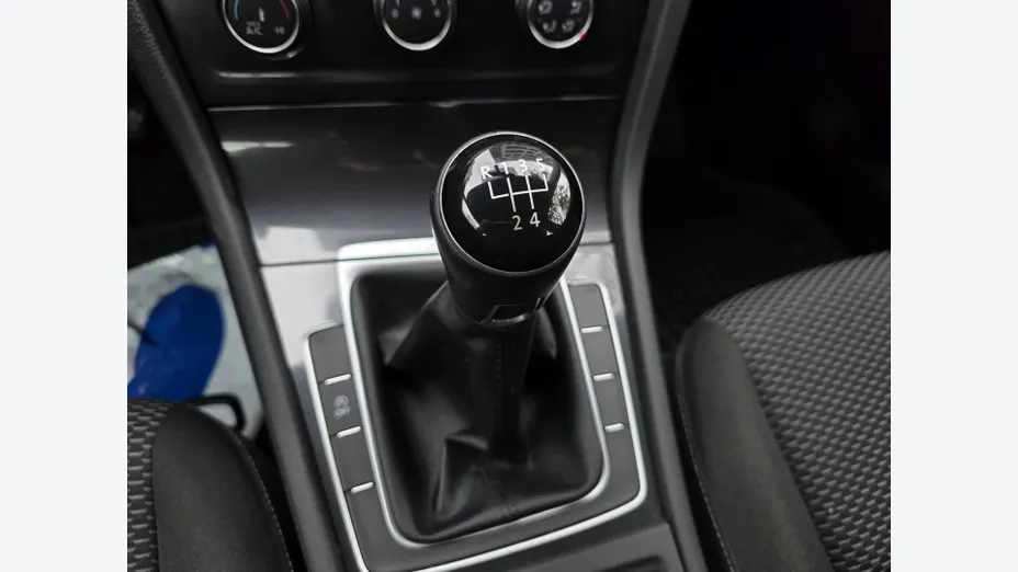 VOLKSWAGEN Golf -
