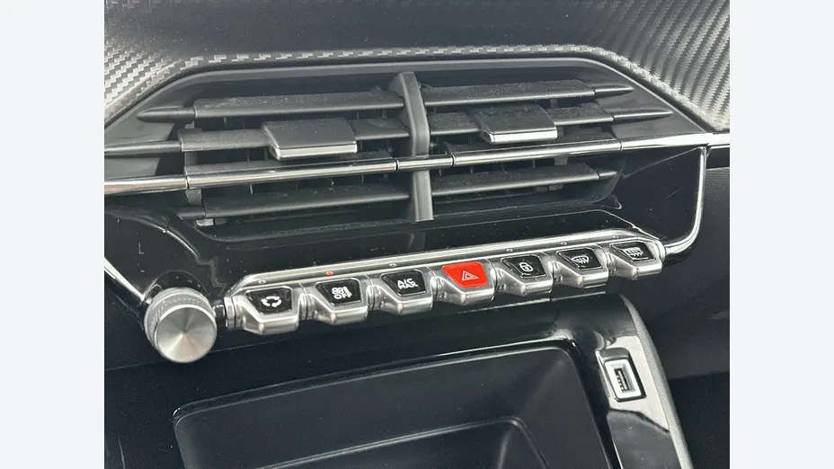 PEUGEOT 208 -