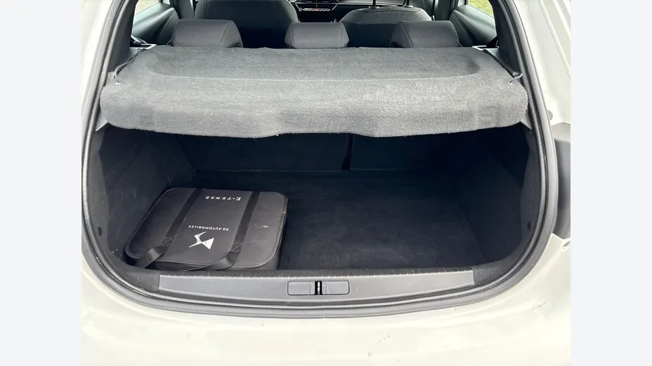 PEUGEOT 208 -