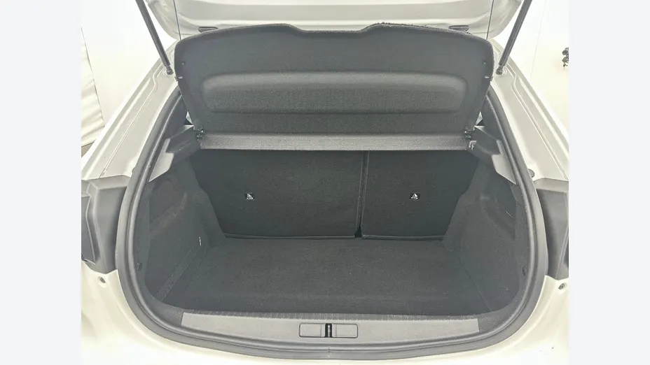 PEUGEOT 208 -