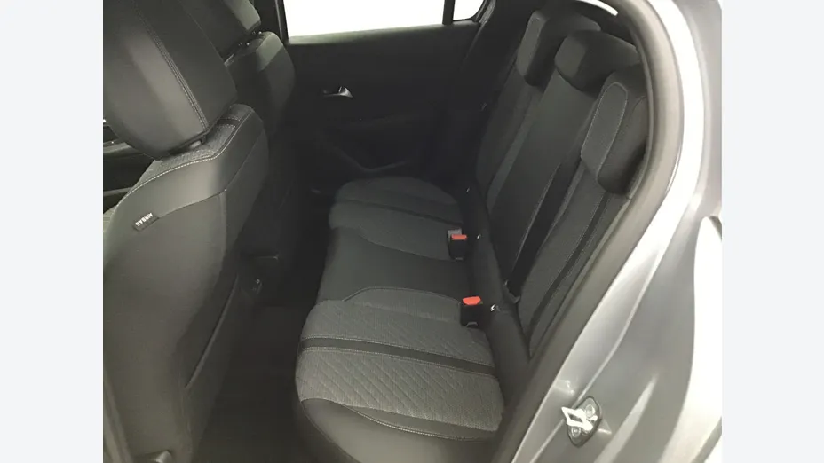 PEUGEOT 208 -