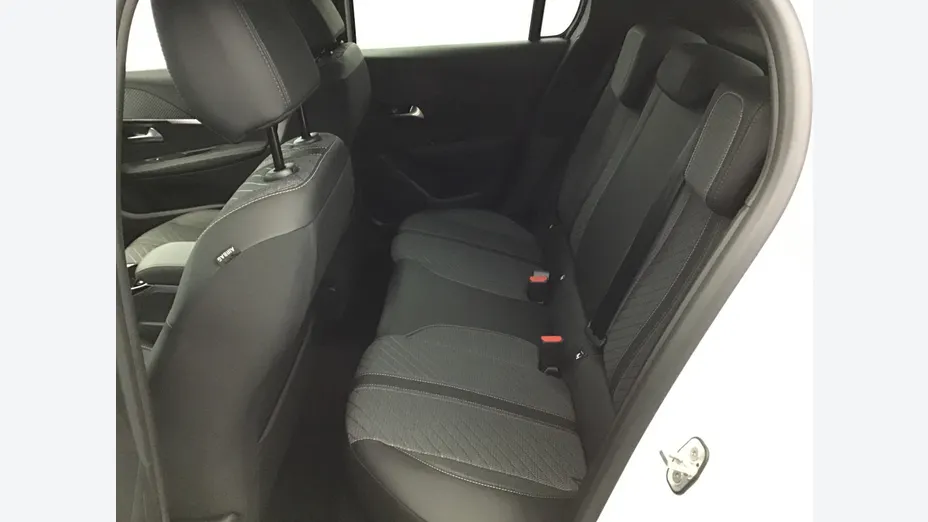 PEUGEOT 208 -