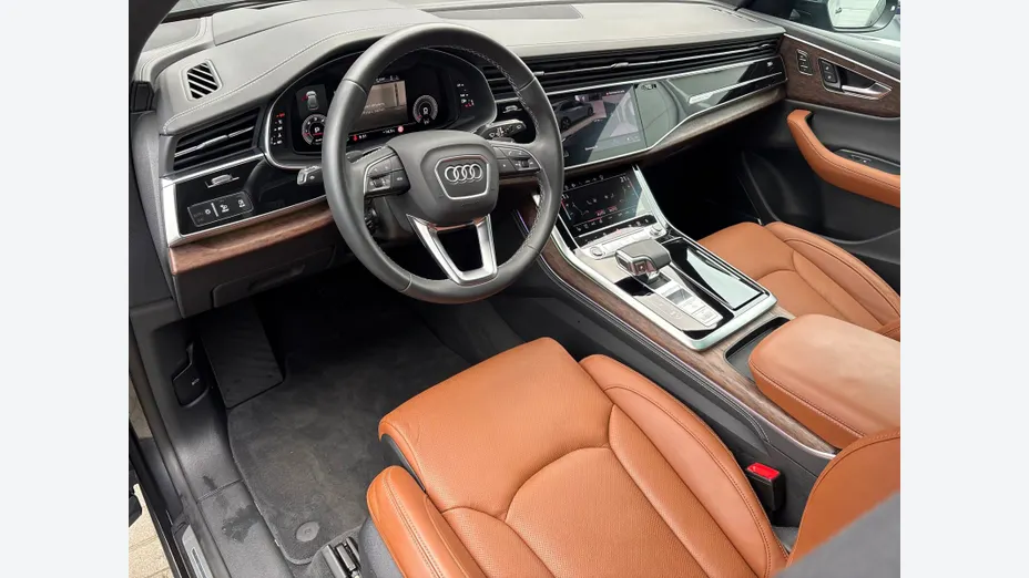 AUDI Q8 -