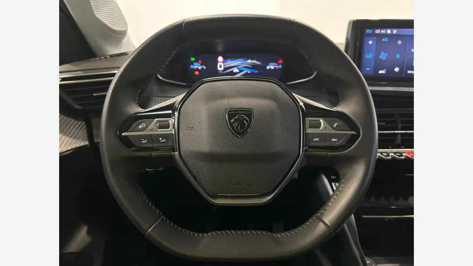 PEUGEOT 208 -