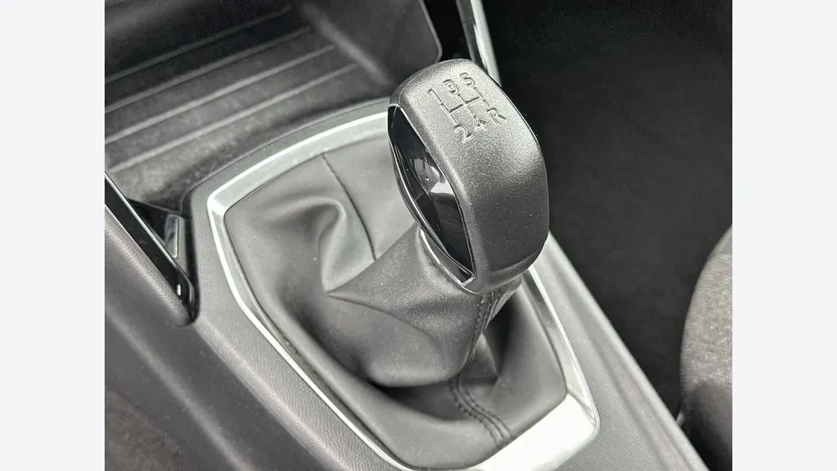 PEUGEOT 208 -