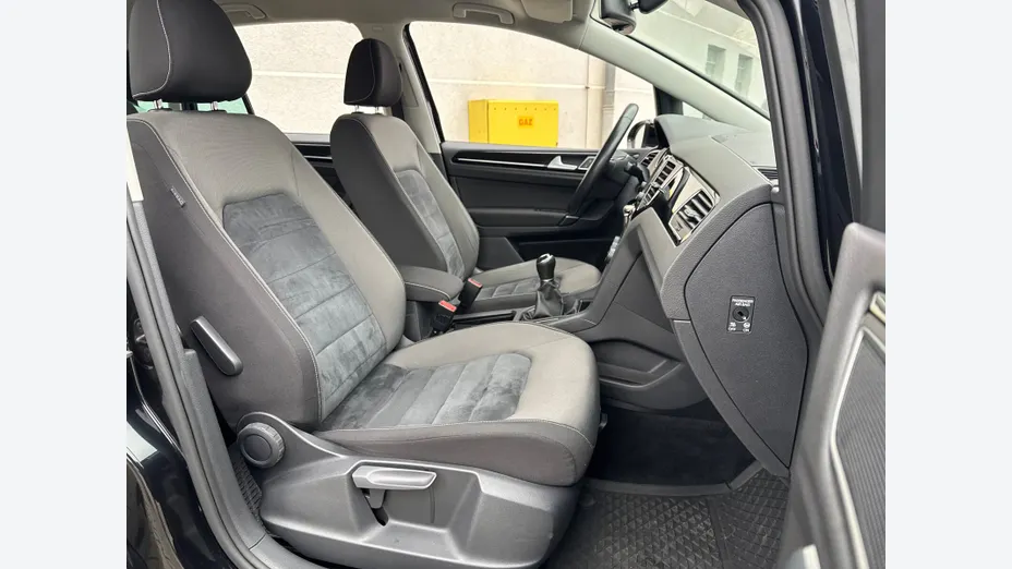 VOLKSWAGEN Golf Sportsvan -
