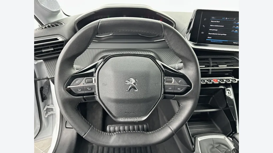 PEUGEOT 208 -