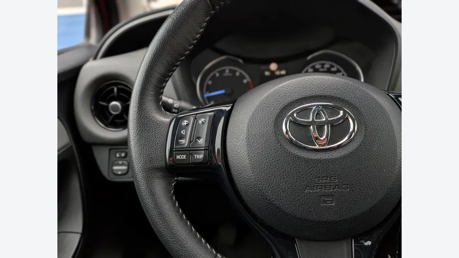 TOYOTA Yaris Yaris 1.0 Premium