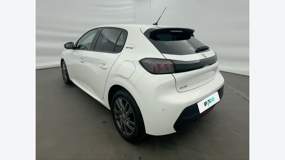 PEUGEOT 208 -