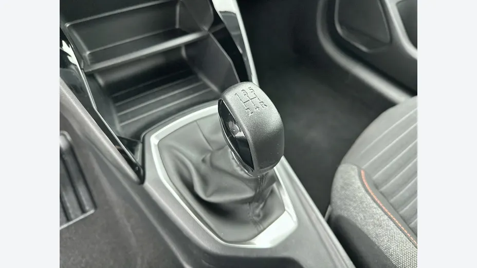 PEUGEOT 208 -