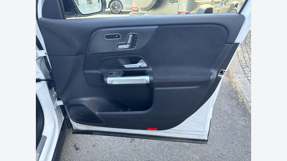 MERCEDES-BENZ GLB GLB 220 d 4-Matic AMG Line 8G-DCT