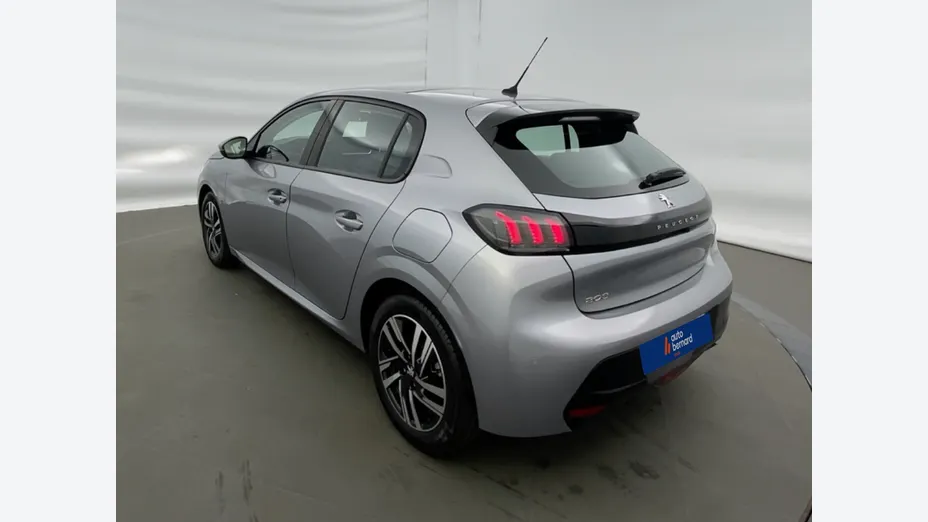 PEUGEOT 208 -