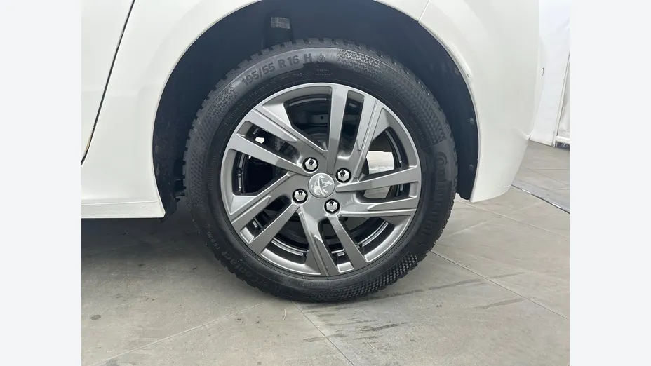 PEUGEOT 208 -