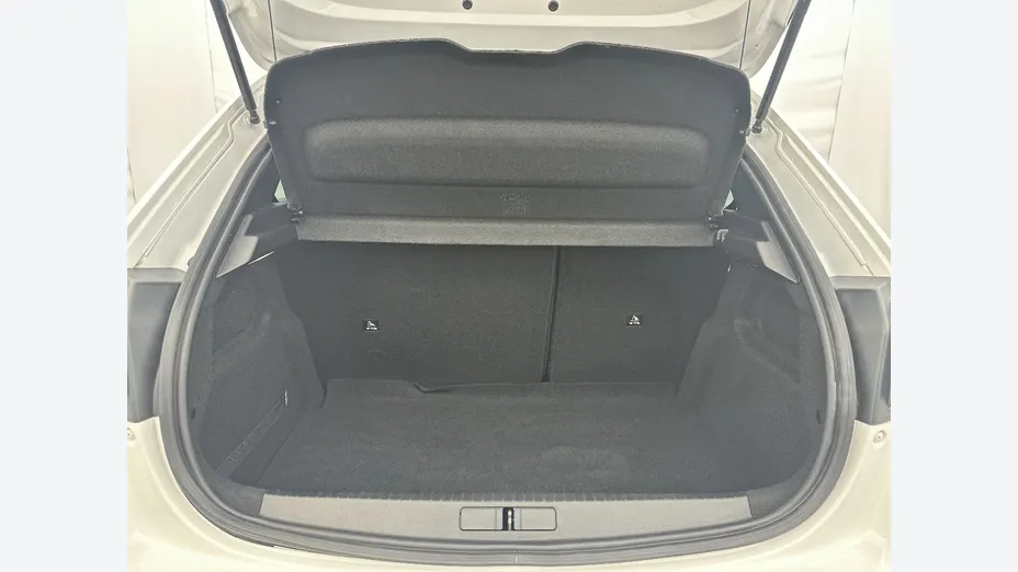 PEUGEOT 208 -