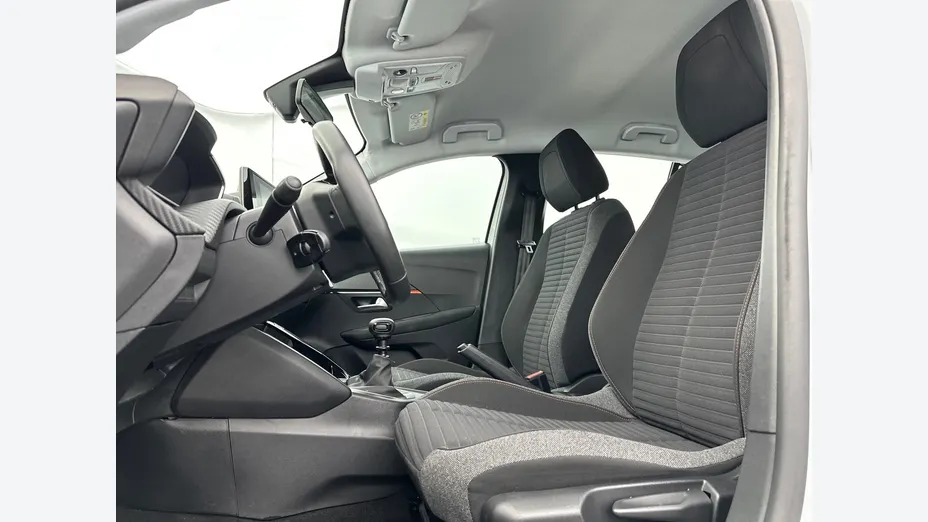PEUGEOT 208 -