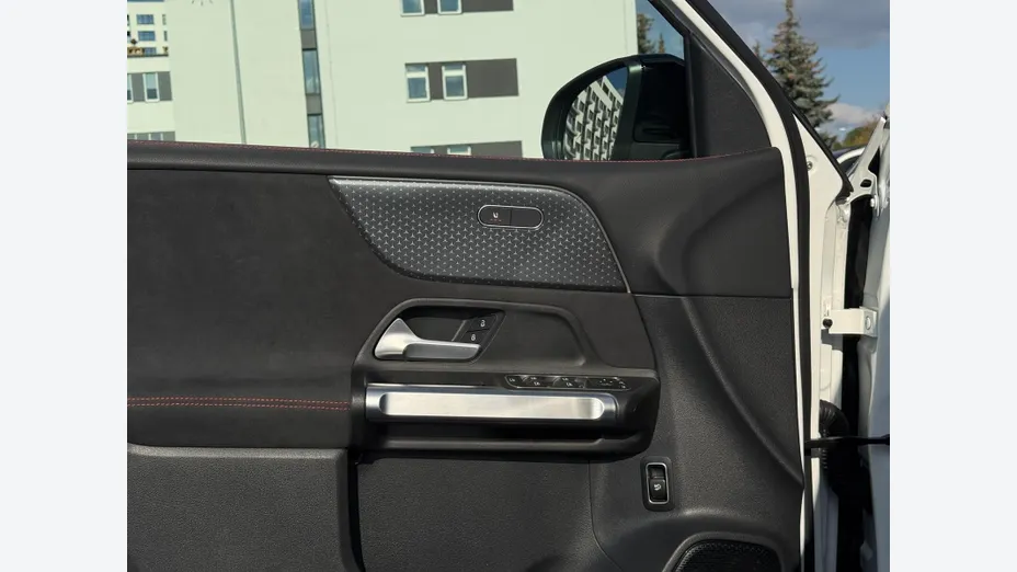 MERCEDES-BENZ GLB GLB 200 AMG Line 7G-DCT
