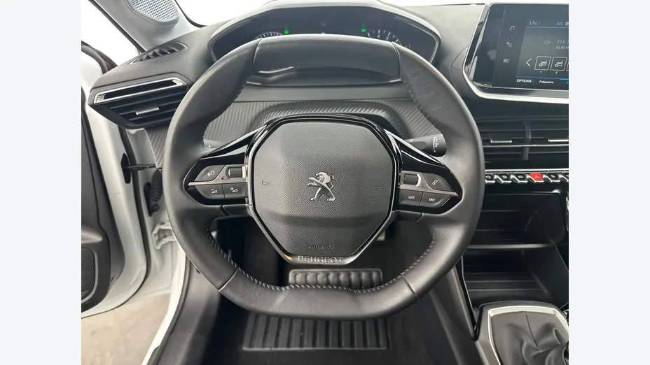 PEUGEOT 208 -