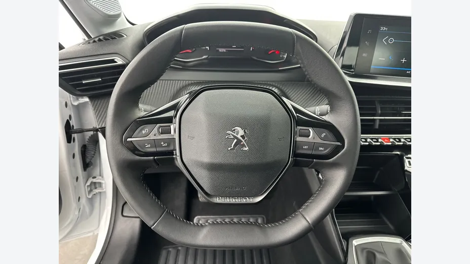 PEUGEOT 208 -