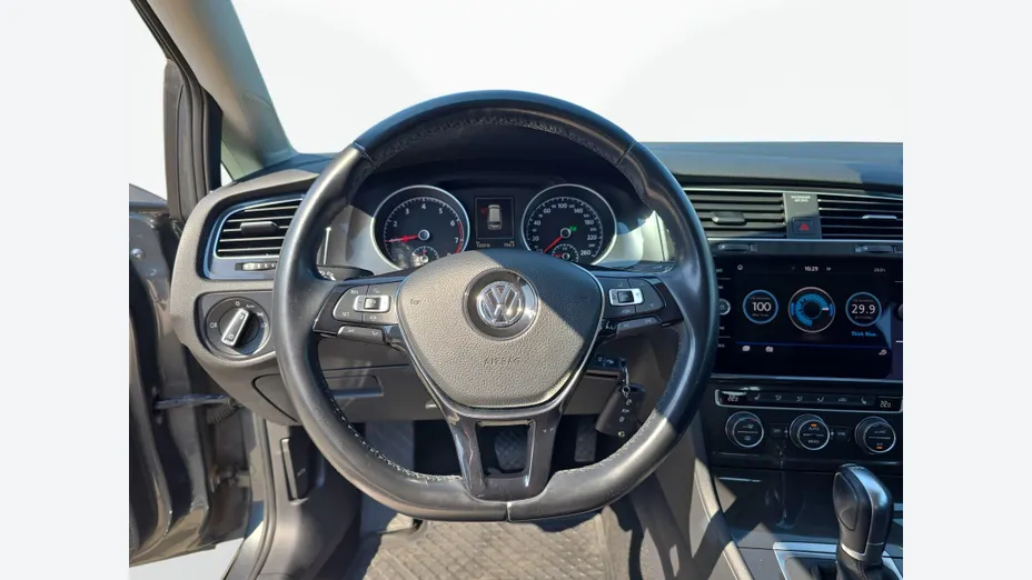 VOLKSWAGEN Golf -