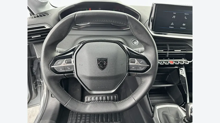 PEUGEOT 208 -