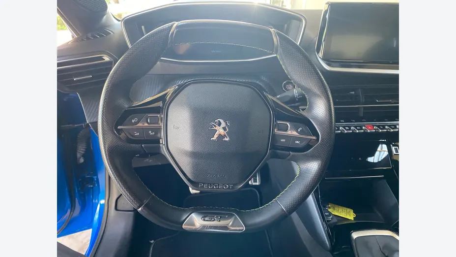 PEUGEOT 208 -