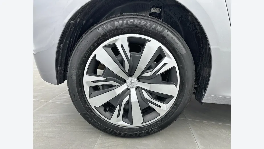 PEUGEOT 208 -