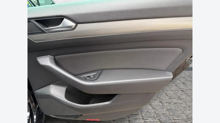 VOLKSWAGEN Passat -